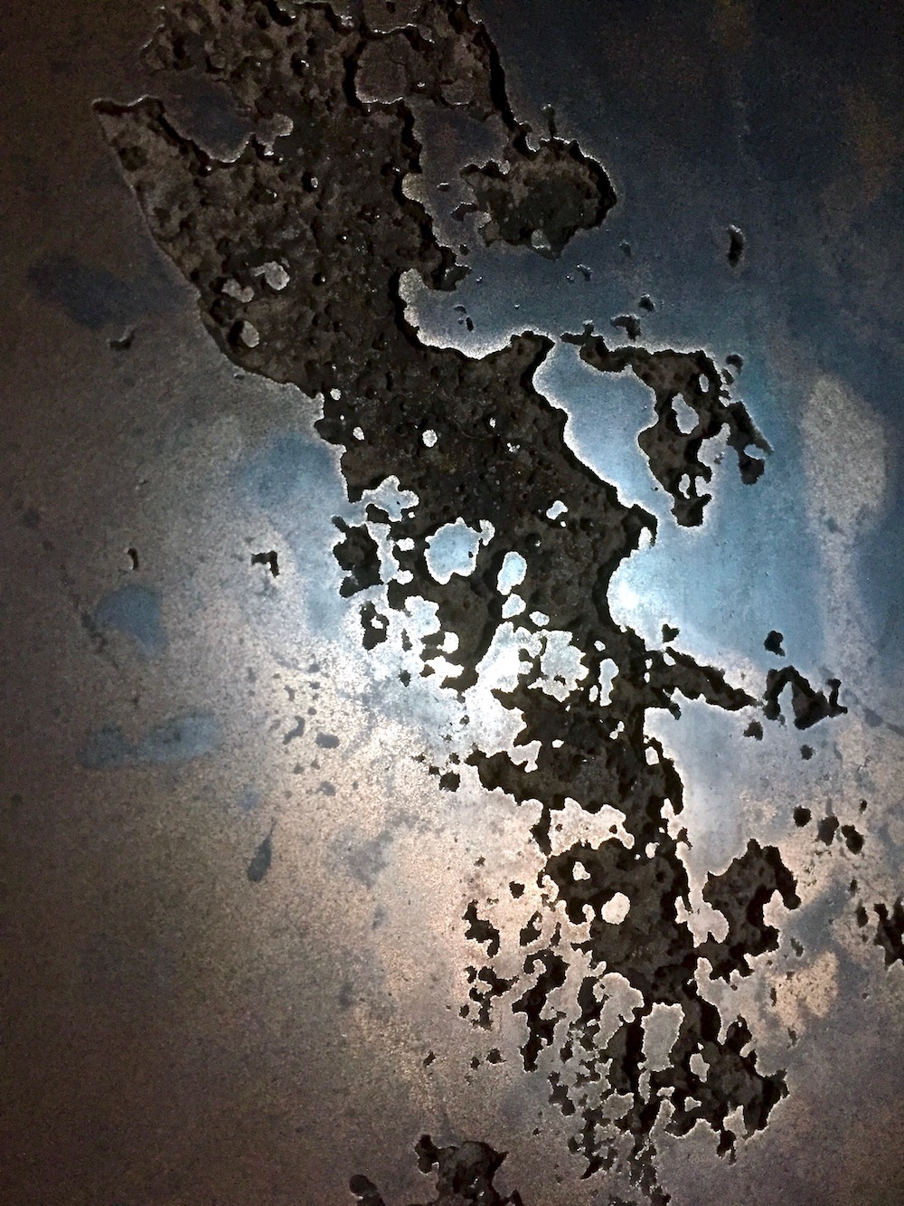 Concrete sample with an iron and bronze metal finish