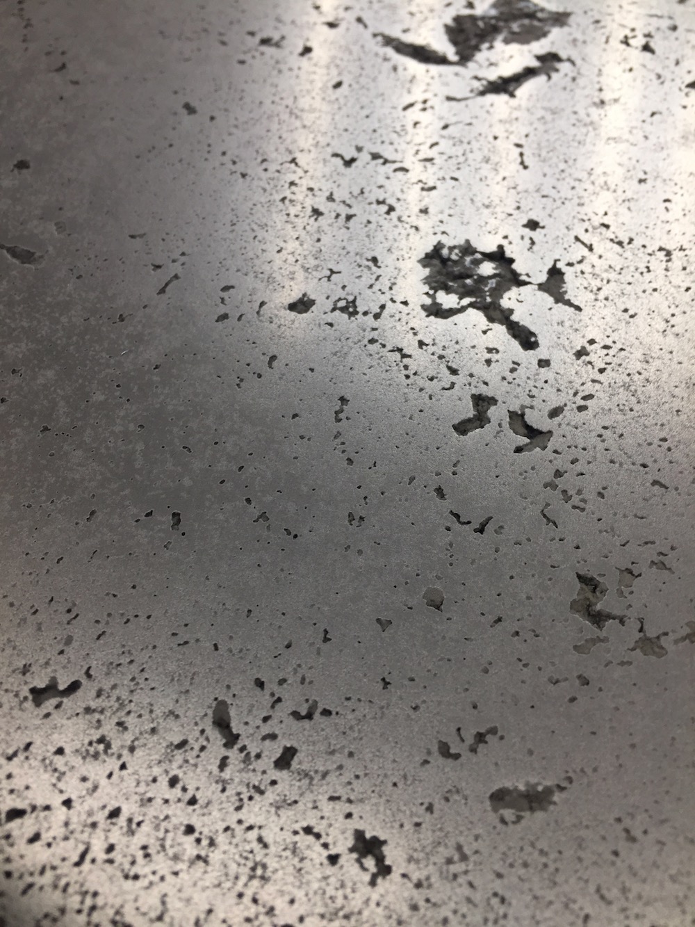Concrete with liquid zinc coating